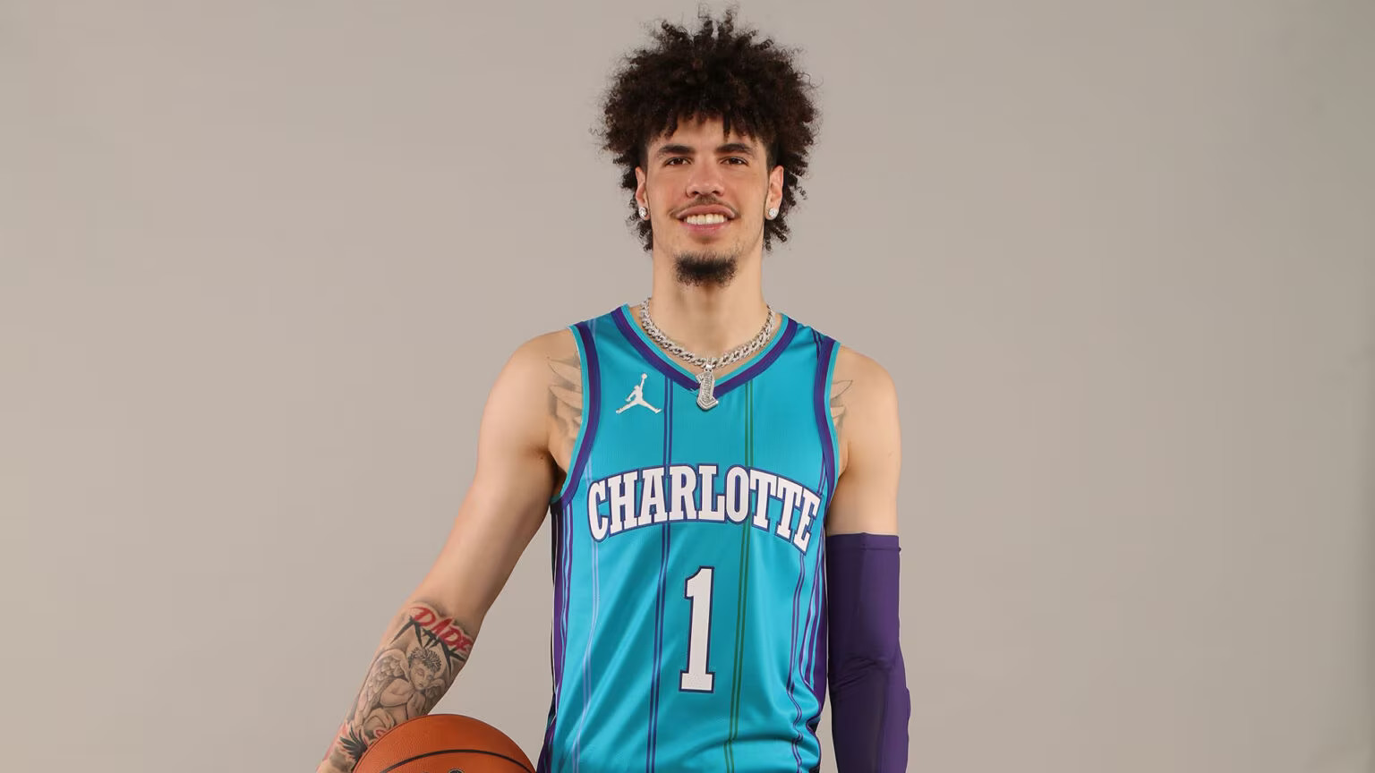 Regata Classic Edition Charlotte Hornets 2023/24 - Nostalgia em Azul-Petróleo | Tevo Sports